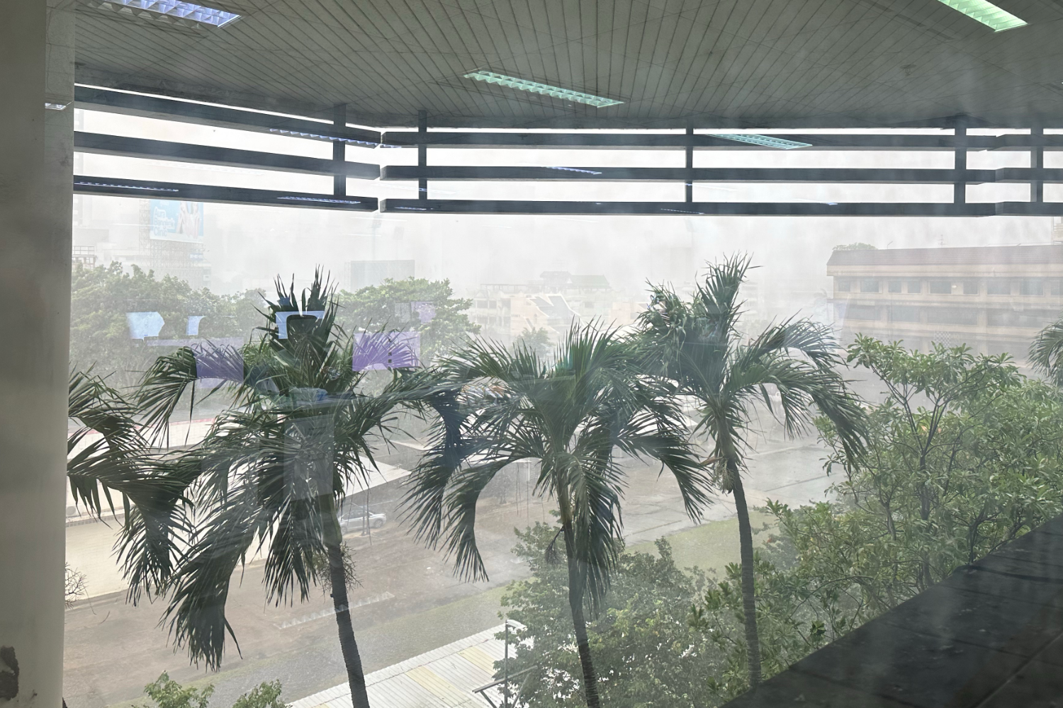 พายุฝนฟ้าคะนองทำให้ท้องฟ้ากรุงเทพฯ มืดครึ้ม มองเห็นจากอาคารบางกอกโพสต์ เขตคลองเตย เมื่อเวลา 11.44 น. วันจันทร์