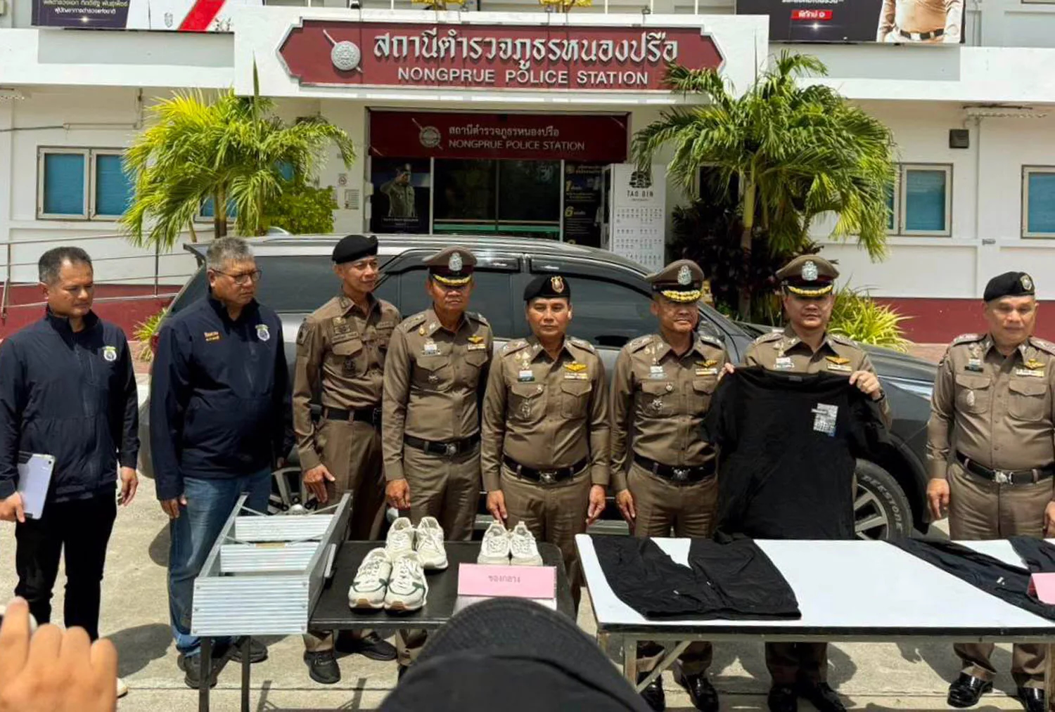 ตำรวจจัดแสดงหลักฐาน รวมถึงหมวกไหมพรม ถุงมือ เสื้อผ้า รองเท้า และสิ่งของอื่นๆ ที่ผู้ต้องสงสัย 5 คนใช้ในการปล้นนักธุรกิจชาวตุรกีในพัทยา หน้าสถานีตำรวจหนองปรือ เมื่อวันเสาร์