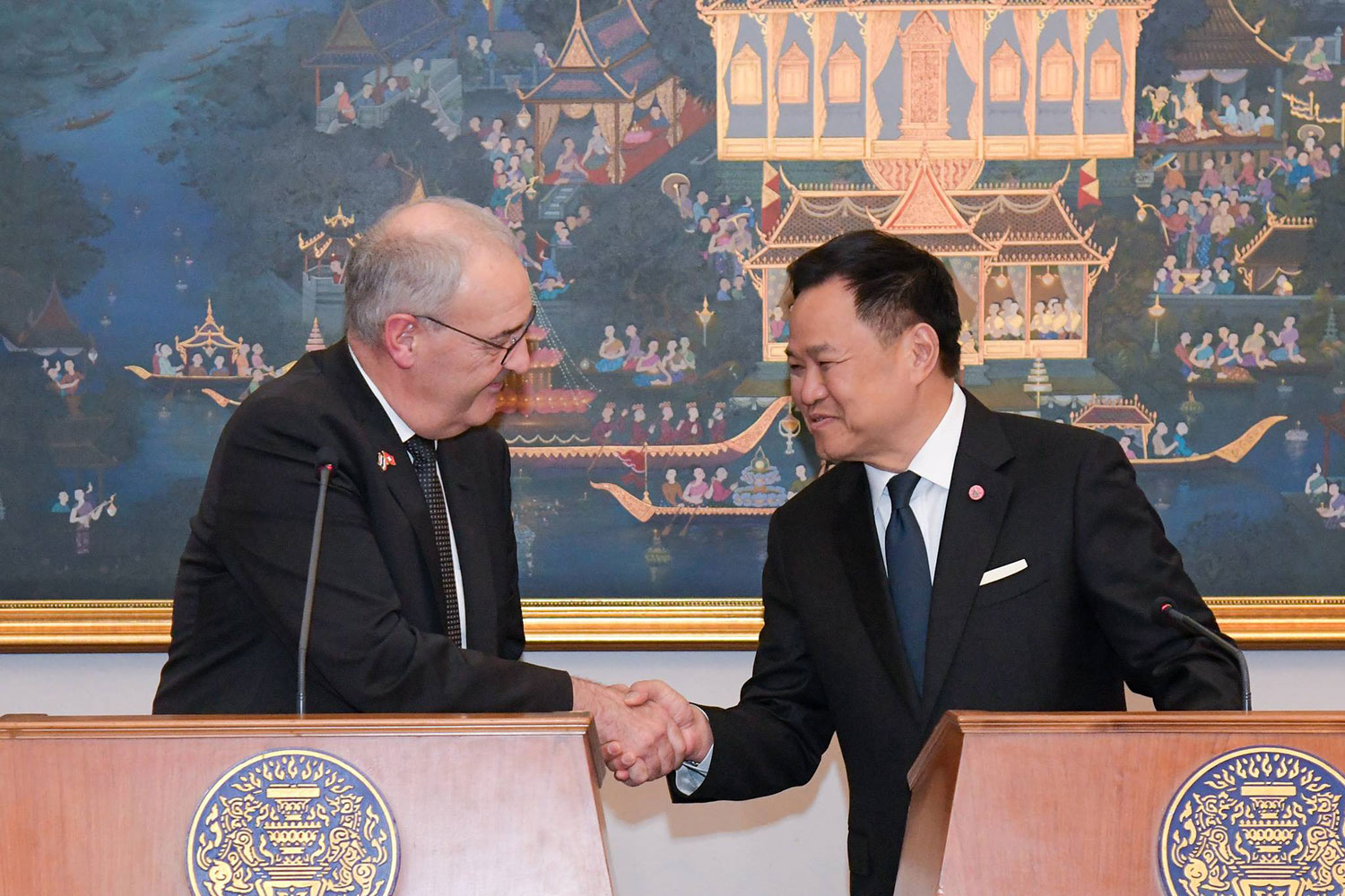 นายกรัฐมนตรีอนุทิน ชาญวีรกูล จับมือกับประธานาธิบดีสวิตเซอร์แลนด์ กีย์ ปาร์เมอแลง ระหว่างการเยือนอย่างเป็นทางการครั้งแรกในรอบ 22 ปี เมื่อวันพฤหัสบดี (ภาพ: รัฐบาลไทย)