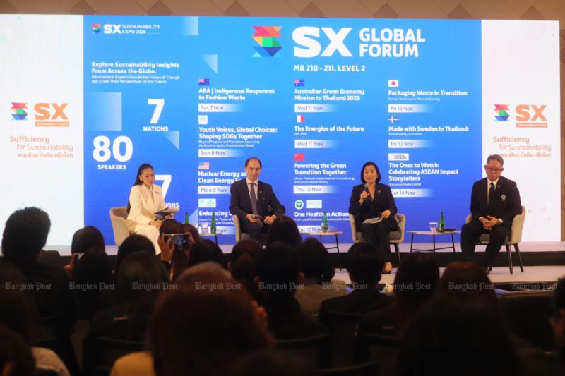 ตองใจ ธนาชาญ ผู้อำนวยการคณะกรรมการจัดงาน SX 2026 (คนที่สองจากขวา) ร่วมเสวนาในหัวข้อ Sustainability Expo 2026 ที่ศูนย์การประชุมแห่งชาติสิริกิติ์ โดยมี Arnaud Bialecki ประธานที่ปรึกษาการค้าต่างประเทศฝรั่งเศสประจำประเทศไทย (คนที่สองจากซ้าย) และ รศ. สมภพ ประธานธุรารักษ์ จากมหาวิทยาลัยมหิดล (ขวา) ร่วมเสวนาด้วย (ภาพ: พรพรหม สัตราภยา)