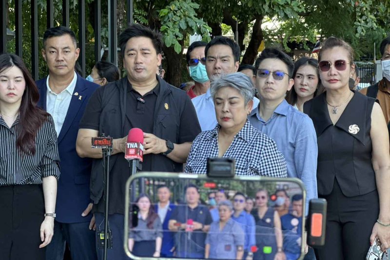 แทบคุณ จิตต์อิสระ และกลุ่มผู้เสียหายเมื่อวันอังคาร ภาพถ่ายจากผู้จัดหา