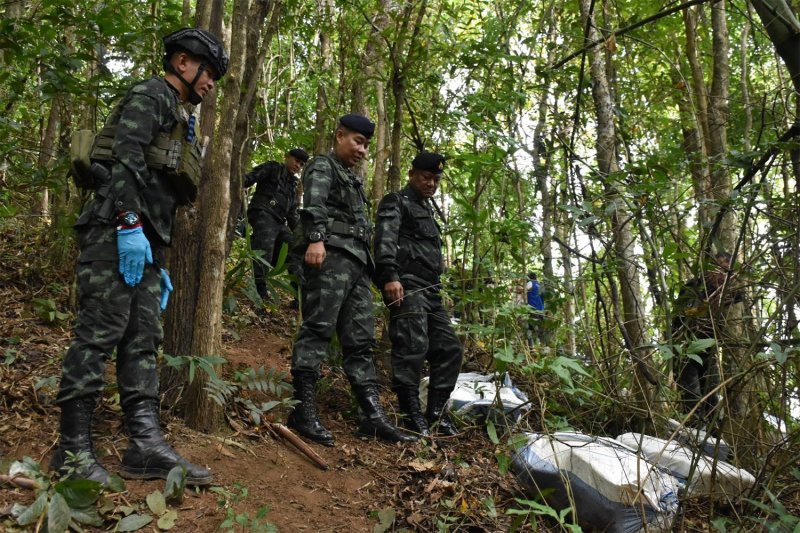 ทหารไทยกำลังเก็บกระเป๋า 16 ใบที่บรรจุยาบ้า ซึ่งถูกนักลักลอบทิ้งไว้ระหว่างการปะทะด้วยอาวุธปืนเมื่อคืนวันจันทร์ ในอำเภอแม่สาย จังหวัดเชียงราย เมื่อวันอังคาร (ภาพ: หน่วยเฉพาะกิจกรมทหารม้าที่ 2 (ผาเมือง))