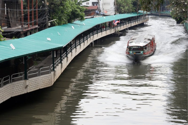 แผงโซลาร์เซลล์บนทางเดินมีหลังคาเลียบคลองแสนแสบในกรุงเทพฯ (ภาพ: Bangkok Post)