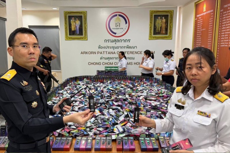 ประสิทธิ์ ดีจงเจริญ หัวหน้าด่านศุลกากรช่องจอม (ซ้าย) และเจ้าหน้าที่กำลังแสดงบุหรี่ไฟฟ้าที่ยึดได้ที่สุรินทร์เมื่อวันเสาร์ (ภาพ: ด่านศุลกากรช่องจอม)
