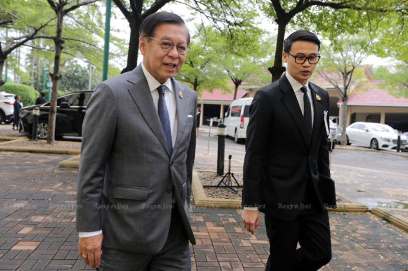 นายสีหศักดิ์ พวงเกตุแก้ว รัฐมนตรีว่าการกระทรวงการต่างประเทศของไทย (ซ้าย) เดินทางถึงทำเนียบรัฐบาลเมื่อวันที่ 6 ต.ค. เพื่อเข้าร่วมการประชุมคณะรัฐมนตรีประจำสัปดาห์