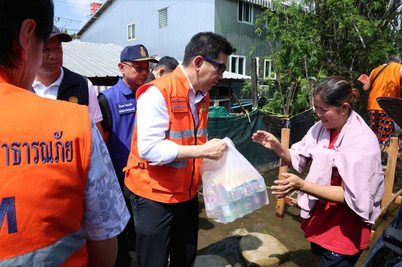รองนายกรัฐมนตรีและรัฐมนตรีว่าการกระทรวงการคลัง เอกนิติ นิติธันย์ประภาส มอบอาหารแก่ผู้ประสบภัยน้ำท่วมในอำเภอเมือง จังหวัดปทุมธานี เมื่อวันจันทร์ที่ผ่านมา พงษ์พัฒน์ วงศ์หยะลา