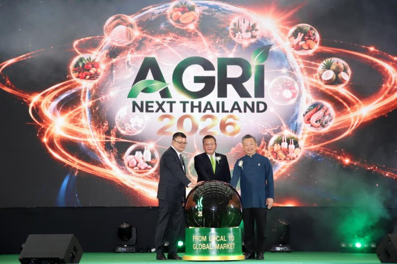 งาน Agri Next Thailand 2026 จัดขึ้นเพื่อสร้างโอกาสทางธุรกิจและเชื่อมโยงผู้มีส่วนได้ส่วนเสียในห่วงโซ่คุณค่าเกษตรทั้งหมด ภายใต้แนวคิด 'จากคุณค่าท้องถิ่นสู่ตลาดโลก' ณ ศูนย์ราชการ ถนนแจ้งวัฒนะ โดยมี นายนาพินทร ศรีสุภาพงศ์ รัฐมนตรีประจำสำนักนายกรัฐมนตรี (กลาง), นายไนยฤทธิ์ จำเลย ประธานสภาเกษตรกรแห่งชาติ (ซ้าย) และ นายศลันท์โรจน์ สุธาสุชโต รองประธานอาวุโส (ประธานเจ้าหน้าที่ฝ่ายปฏิบัติการ) สำนักงานส่งเสริมการจัดประชุมและนิทรรศการ (TCEB) ร่วมกันเปิดงานอย่างเป็นทางการ (ภาพ: วรุฒ หิรัญเทพ)