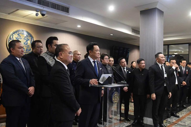 นายอนุทิน ชาญวีรกูล นายกรัฐมนตรีไทย (กลาง) ในพิธีมอบเงินที่ทำเนียบรัฐบาลเมื่อวันพุธ