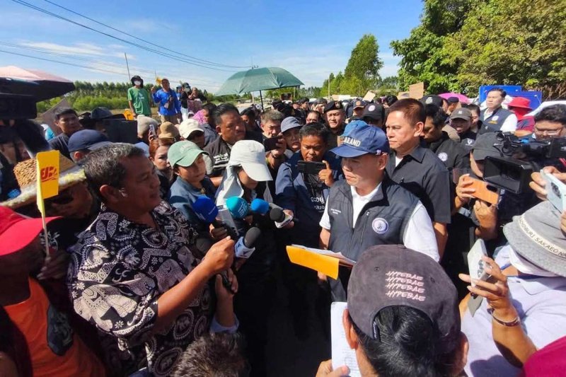 นายวราวุธ ศิลปอาชา รัฐมนตรีว่าการกระทรวงอุตสาหกรรม พบปะผู้ร้องเรียนที่ปราจีนบุรีเมื่อวันจันทร์