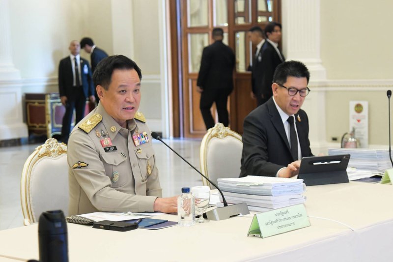 นายกรัฐมนตรี อนุทิน ชาญวีรกูล (ซ้าย) เป็นประธานการประชุมคณะกรรมการนโยบายเขตพัฒนาพิเศษภาคตะวันออก (EEC) ที่ทำเนียบรัฐบาลเมื่อวันจันทร์ โดยมี รมว.คลัง เอกนิติ นิติทัณฑ์ประภาศ (ขวา) เข้าร่วมประชุมด้วย (ภาพ: รัฐบาลไทย)