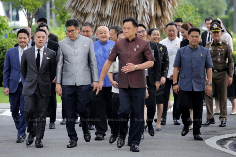 นายกรัฐมนตรีไทย อนุทิน ชาญวีรกูล นำคณะรัฐมนตรีร่วมการประชุมประจำสัปดาห์ที่ทำเนียบรัฐบาลเมื่อวันอังคาร (ภาพ: ชนัต ขัตติยะ)