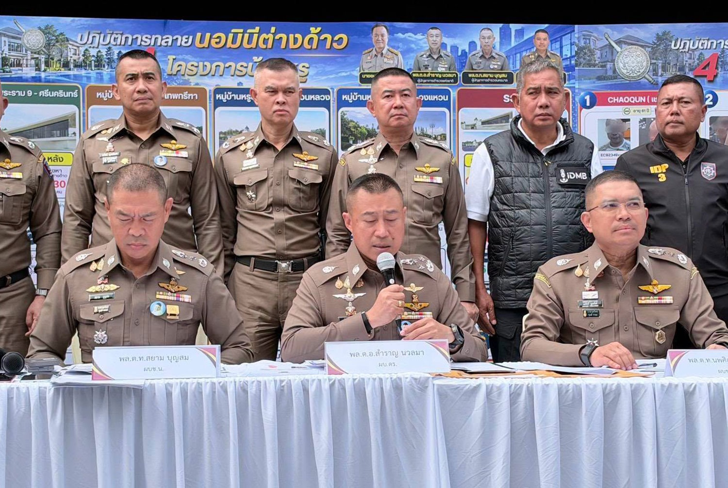 ผู้บัญชาการตำรวจแห่งชาติ พล.ต.อ. สำราญ นวลมา (นั่งกลาง) ให้รายละเอียดเกี่ยวกับการปฏิบัติการกวาดล้างนอมินีต่างชาติ หลังจากการบุกตรวจค้น 17 แห่งในกรุงเทพฯ เมื่อวันเสาร์ (ภาพ: ตำรวจภูธรภาค 2)