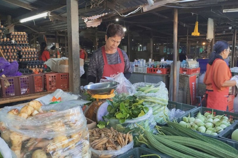 แม่ค้าเตรียมสินค้าที่ตลาดสดในอำเภอพิมาย จังหวัดนครราชสีมา เมื่อวันพุธ (ภาพ: ประสิทธิ์ ตั้งประเสริฐ)