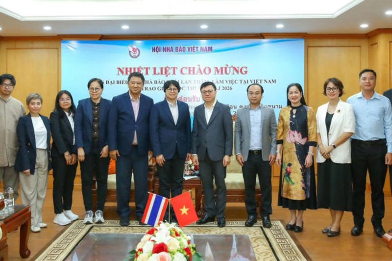 สมาชิกสมาคมนักข่าวนักหนังสือพิมพ์แห่งประเทศไทย นำโดยนายกฯ นรินี เรืองหนู และที่ปรึกษา ชวรงค์ ลิมป์ปัทมปาณี (คนที่หกและห้าจากซ้ายตามลำดับ) พบปะสมาชิกสมาคมนักข่าวเวียดนามในกรุงฮานอยเมื่อวันจันทร์ (ภาพ: TJA)