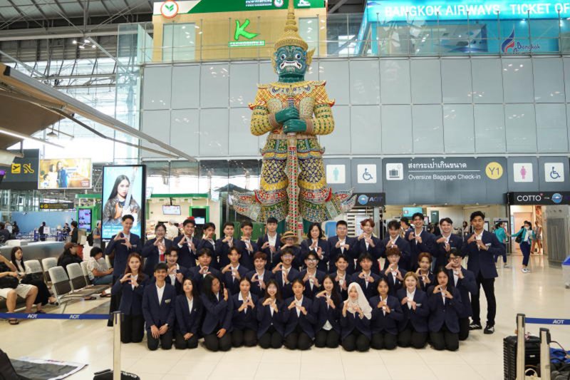 คณะเยาวชนไทย 40 คน ที่สนามบินสุวรรณภูมิ ระหว่างเดินทางไปเยือนคุนหมิงและเขตปกครองตนเองสิบสองปันนา มณฑลยูนนานของจีน ตั้งแต่วันที่ 12-24 ตุลาคม ในฐานะส่วนหนึ่งของโครงการ SEED Thailand X China Rising Leader ครั้งที่ 4 (ภาพ: มูลนิธินักศึกษาสถาบันพระปกเกล้าเพื่อสังคม)