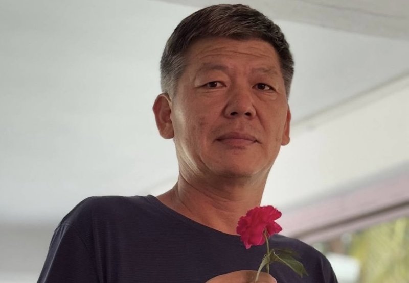 ไป๋ จ้าวตง วัย 56 ปี เปิดโปงการทุจริตของรัฐบาลจีนมานานกว่าสองทศวรรษ ก่อนจะเดินทางออกจากประเทศในปี 2566 เพื่อหลบหนี “การกดขี่ข่มเหงจากรัฐบาลที่เพิ่มขึ้น” ตามข้อมูลของ Reporters Without Borders (ภาพ: สโมสรผู้สื่อข่าวต่างประเทศแห่งประเทศไทย)