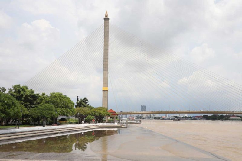 กำแพงกระสอบทรายริมฝั่งแม่น้ำเจ้าพระยาที่น้ำเอ่อล้นใกล้สะพานพระราม 8 ในกรุงเทพฯ (ภาพ: อภิชาติ จินากุล)