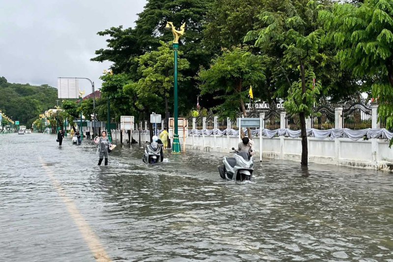 ฝนตกหนักทำให้เกิดน้ำท่วมในอำเภอเมืองเพชรบุรีเมื่อวันอาทิตย์ (ภาพ: ชัยวัฒน์ สัตย์ซื่อ)