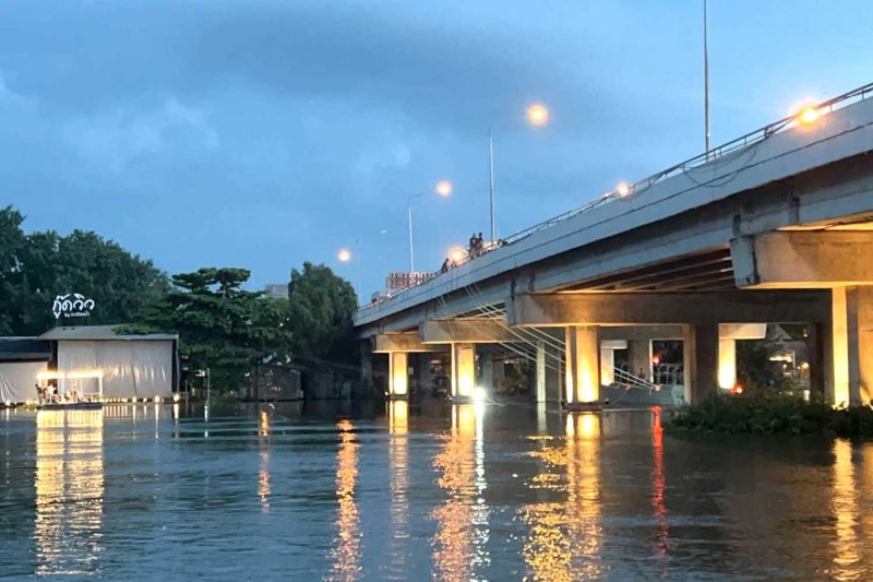 เรือหางยาวติดเครื่องยนต์เร่งระบายน้ำในแม่น้ำบางปะกง จังหวัดฉะเชิงเทรา ที่ถูกน้ำท่วมเมื่อคืนวันอาทิตย์