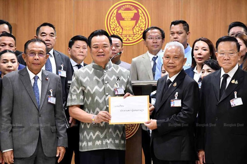 นายกรัฐมนตรีอนุทิน ชาญวีรกูล (ซ้าย) ยื่นร่างแก้ไขกฎหมายที่เกี่ยวข้องกับยาเสพติดต่อนายชวน หลีกภัย ประธานสภาผู้แทนราษฎร ที่รัฐสภาเมื่อวันพุธ ชนัต ขัตติยะ