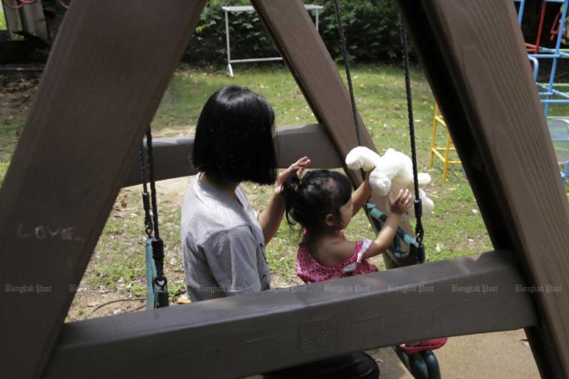 แม่วัยรุ่นและลูกสาวเล่นกันที่บ้านพักกึ่งทางราชการในเขตดอนเมือง กรุงเทพฯ ภาพถ่ายจากไฟล์บางกอกโพสต์