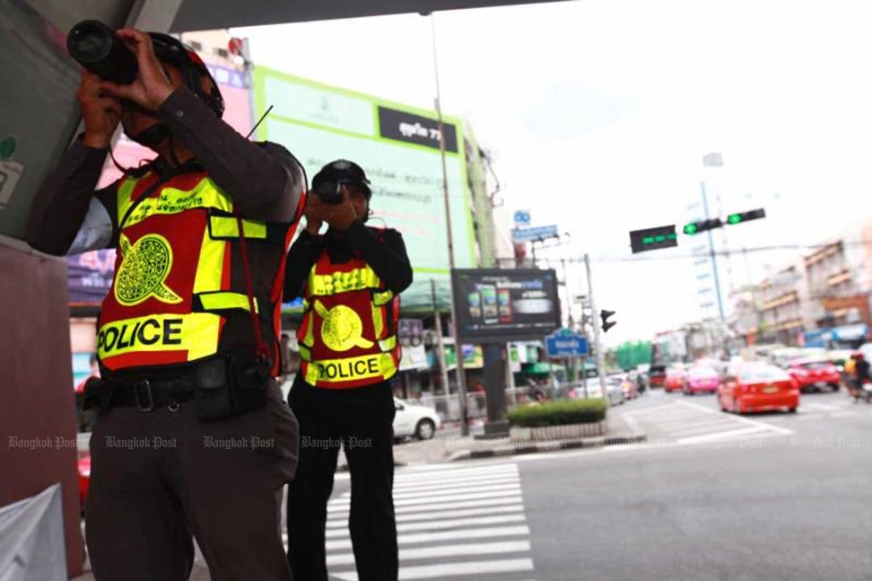 ตำรวจจราจรถ่ายภาพผู้ขับขี่ใช้โทรศัพท์มือถือขณะขับรถ ที่แยกคลองตัน กรุงเทพฯ