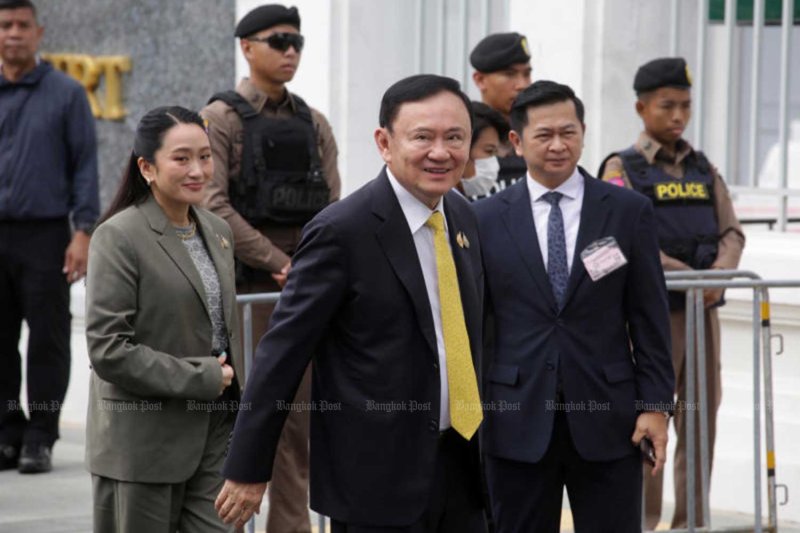 นายวินัย ชาติมนตรี ขวา อยู่กับนายทักษิณ ชินวัตร กลาง ที่ศาลฎีกาเมื่อวันที่ 9 กันยายนปีที่แล้ว พรพรหม สัตราภัย