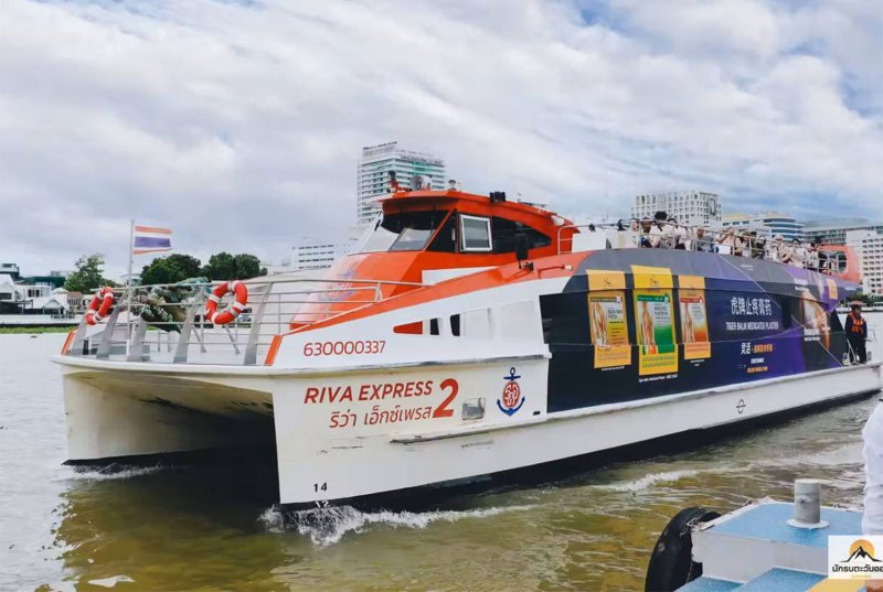 เรือนำเที่ยว Riva Express 2 ชนโป๊ะท่าเรือสาธร ใกล้สถานีบีทีเอสสะพานตากสิน กรุงเทพฯ ช่วงบ่ายวันพฤหัสบดี (ภาพโดย วัสโยส งามขำ)