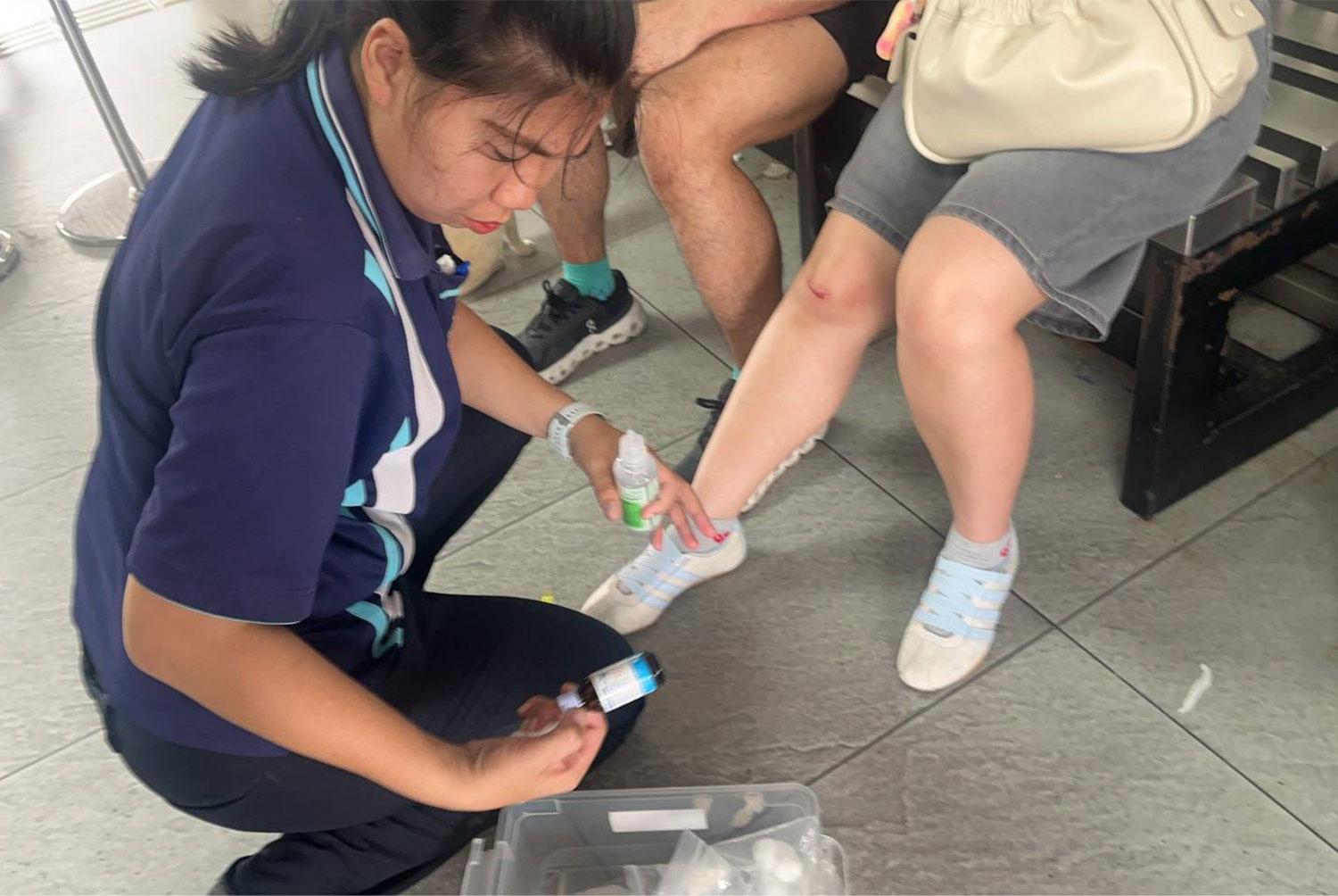 อาสาสมัครกู้ภัยกำลังปฐมพยาบาลผู้โดยสารที่ได้รับบาดเจ็บ (ภาพโดย วัสโยส งามขำ)