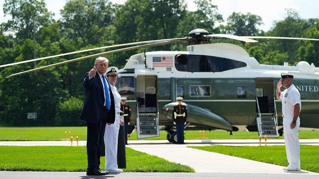 อดีตประธานาธิบดีโดนัลด์ ทรัมป์ โบกมือขณะขึ้นเครื่อง Marine One หลังการประชุมคณะรัฐมนตรีที่แคมป์เดวิด