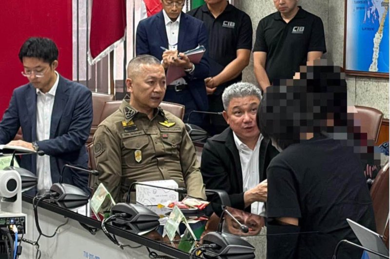 พล.ต.อ. ธัชชัย ปีทะเนละบุตร และล่าม กำลังพูดคุยกับเหยื่อชาวญี่ปุ่นที่สถานีตำรวจในกาญจนบุรี หลังจากพวกเขาได้รับการช่วยเหลือจากการปฏิบัติการหลอกลวงข้ามพรมแดนในเมียนมา (ภาพ: Police TV)