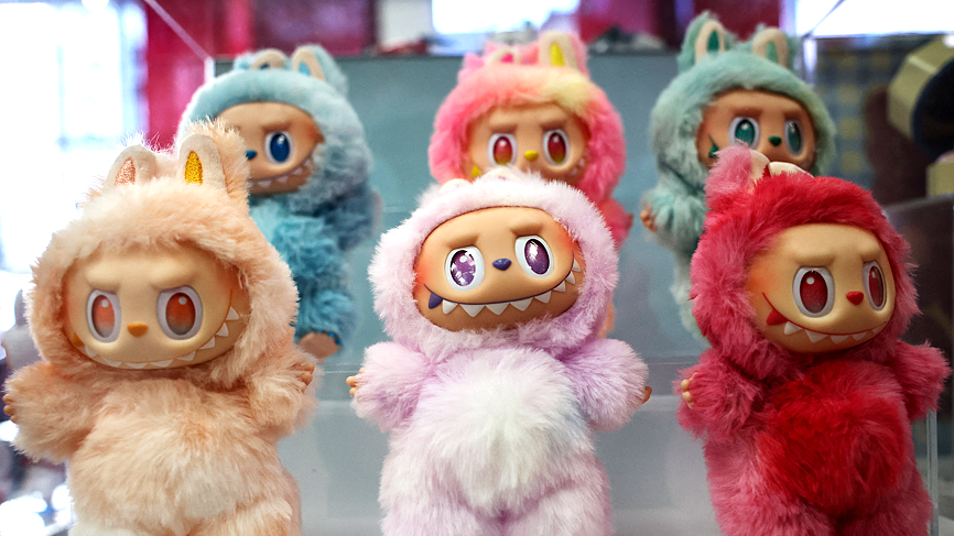 ตุ๊กตา Labubu สีต่างๆ จัดแสดงที่ Pop Mart