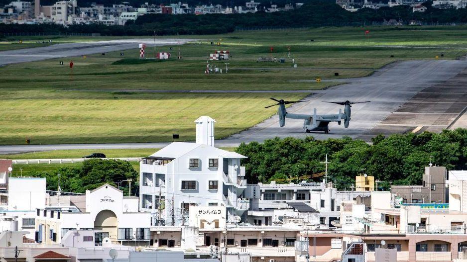 ภาพถ่ายเมื่อวันที่ 23 สิงหาคม 2022 แสดงเครื่องบินรบ Osprey ของสหรัฐฯ (ขวา) ที่สถานีบินนาวิกโยธินฟูเท็นมะใจกลางเมืองกิโนวาน จังหวัดโอกินาวา