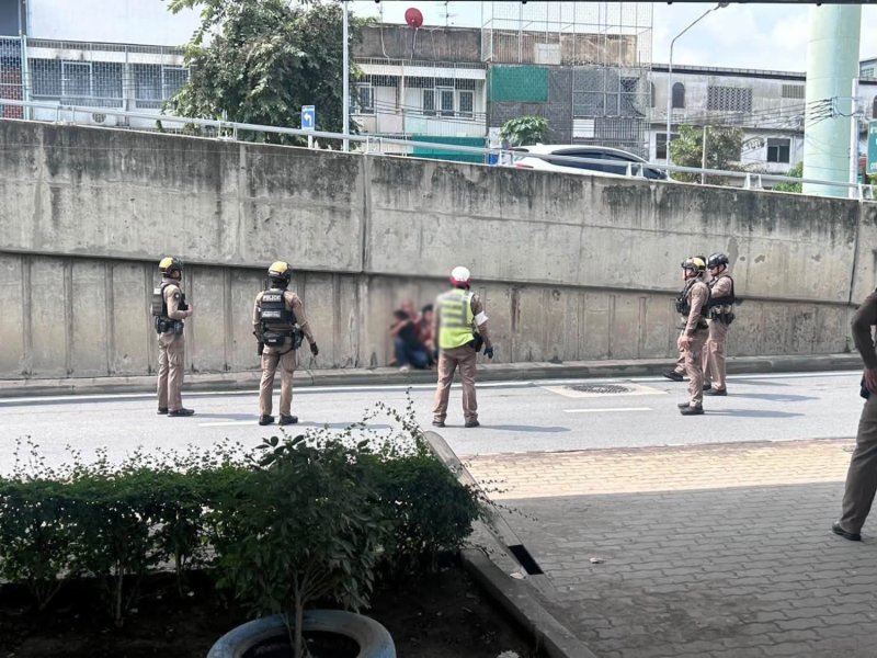 ตำรวจสถานีพญาไทกำลังเจรจากับชายคนหนึ่ง เพื่อให้ปล่อยตัวหญิงและเด็กที่ถูกจับเป็นตัวประกันใต้สะพานลอยแยกยมราช ในกรุงเทพฯ เมื่อวันเสาร์ (ภาพ: มูลนิธิป่อเต็กตึ๊ง)
