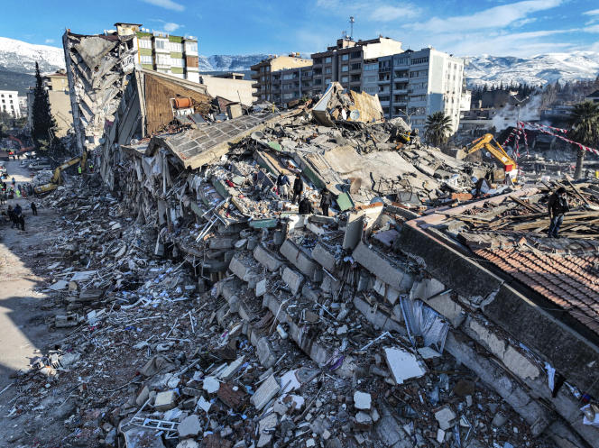 แผ่นดินไหวตุรกีซ้ำ กู้ภัยเร่งค้นหาคนติดใต้ซากอาคารคาดมีผู้เสียชีวิตเพิ่ม