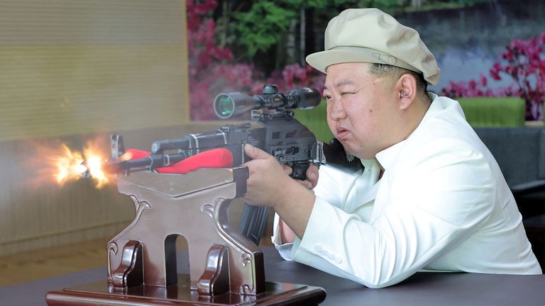 คิม จองอึน ปลดบิ๊กเสนาธิการ สั่งระดมพล เตรียมพร้อม เร่งผลิตอาวุธยุทโธปกรณ์