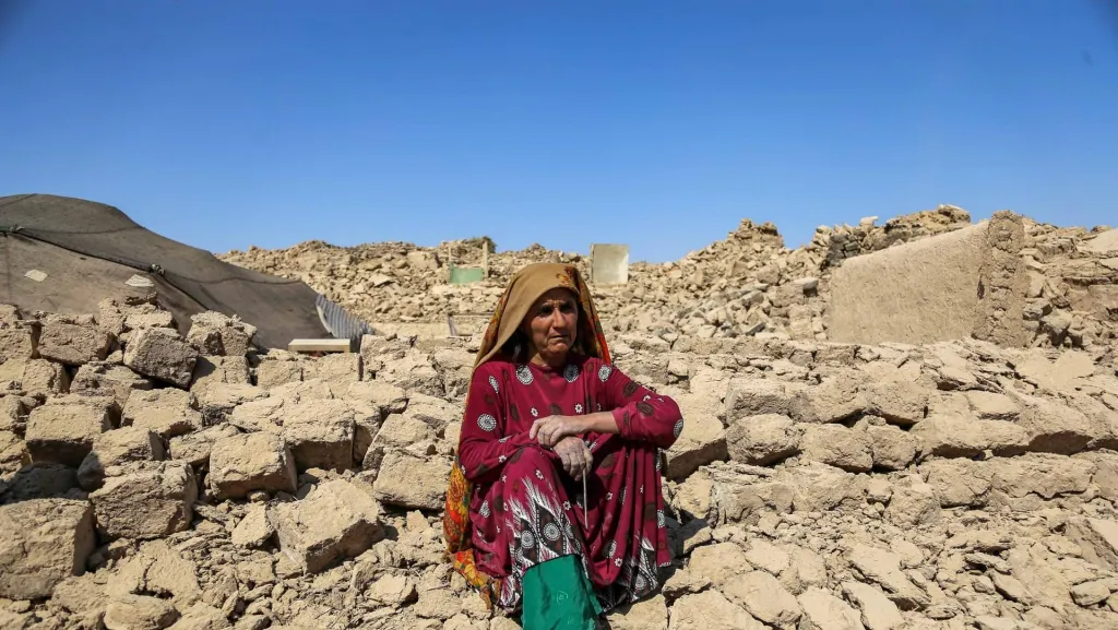 หญิงอัฟกันตายจากแผ่นดินไหว เพราะ “ผู้ชายบางคนไม่ยอมแตะต้องผู้หญิงที่บาดเจ็บ”
