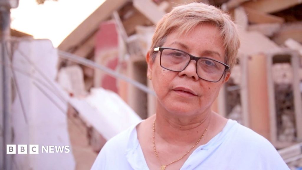 venezuela-rescuers-listen-survivors