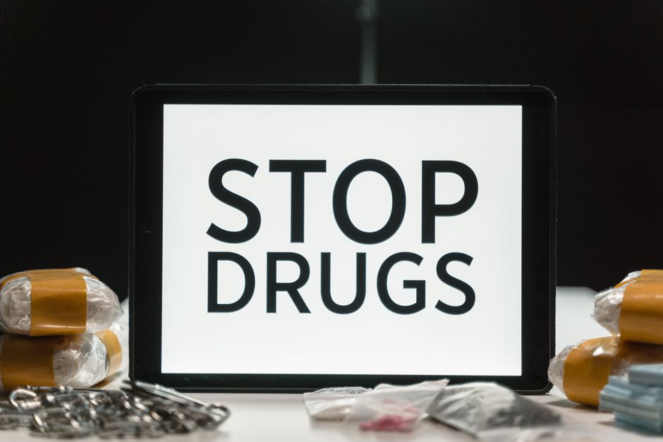 courier-sorry-delivering-drugs-flight-attendant