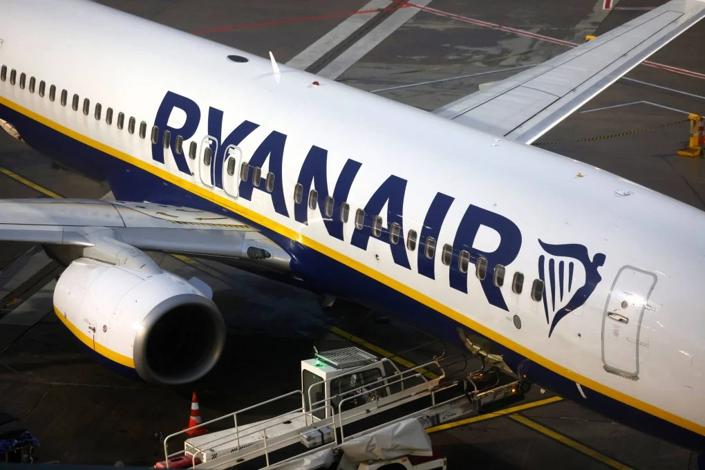 man-nearly-sucked-out-ryanair-window