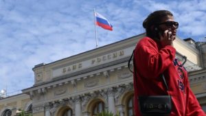 russians-turn-to-cash-wartime-economy-strain