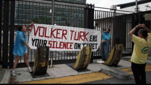 tibetan-activists-chain-themselves-to-un-gates-after-fatal-self-immolation