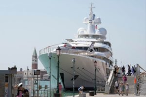 us-envoy-tilman-fertitta-venice-protest