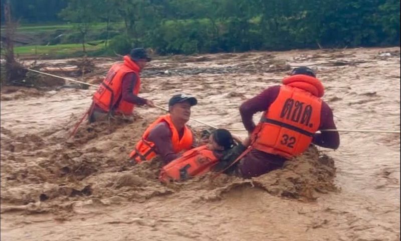 ฝนกระหน่ำน่าน น้ำท่วมฉับพลัน-แม่น้ำเอ่อล้นถนนหลายสายถูกตัดขาด