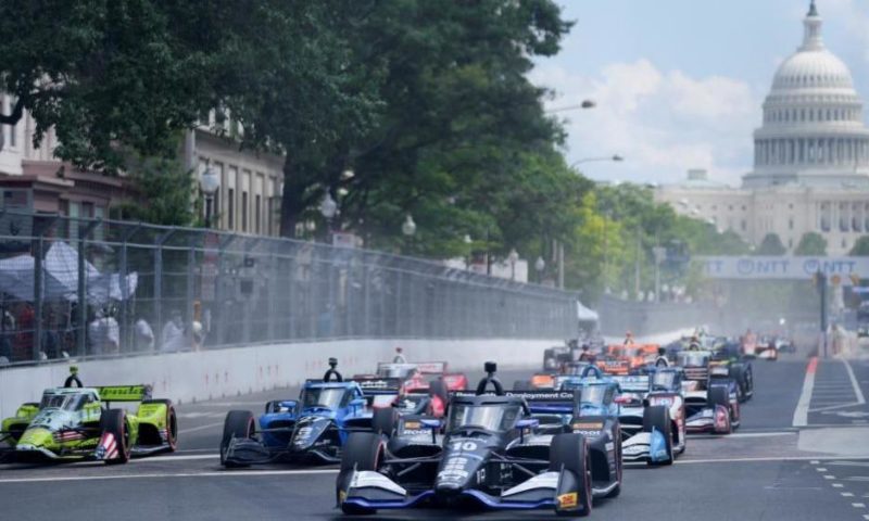 ทรัมป์โบกธงเขียวเปิดศึกแข่ง IndyCar ความเร็วสูงในกรุงวอชิงตัน