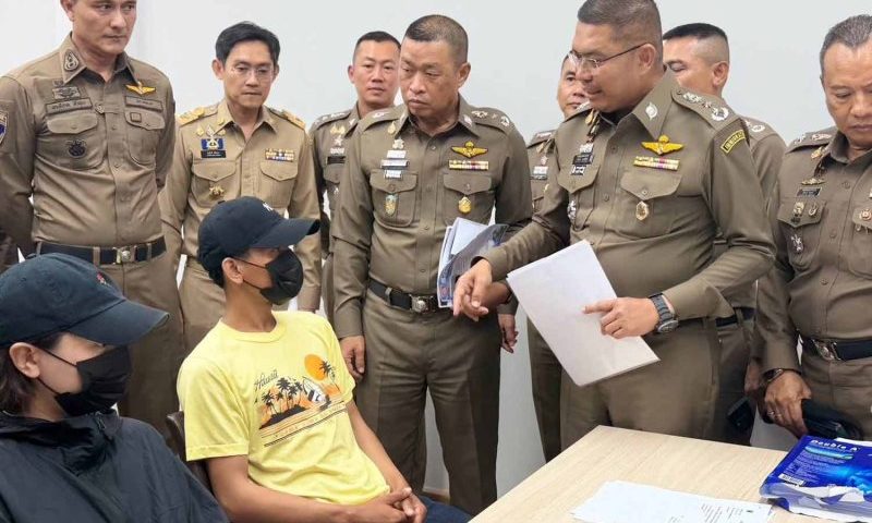 ตำรวจ ตม. รวบนักพนันจีนหนีคดี พบคดีปลอมเอกสารให้ลูกเป็นคนไทย