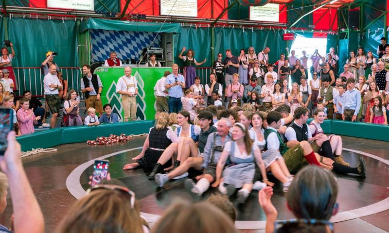 สกัด ‘อัปสเกิร์ต’: หญิงในเทศกาล Oktoberfest ได้รับกางเกงขาสั้น